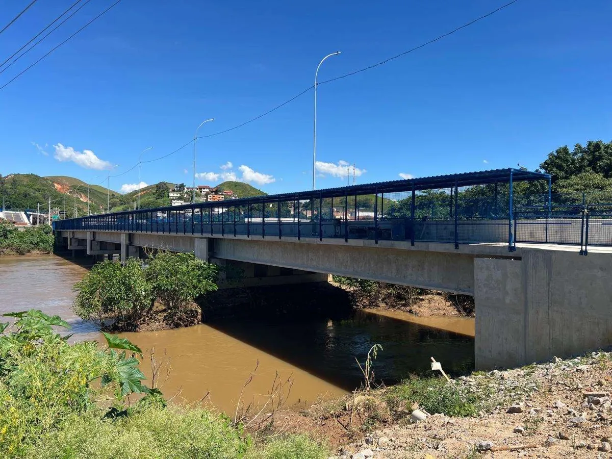 Passarela e gradis metálicos da ponte MRS em Barra do Piraí